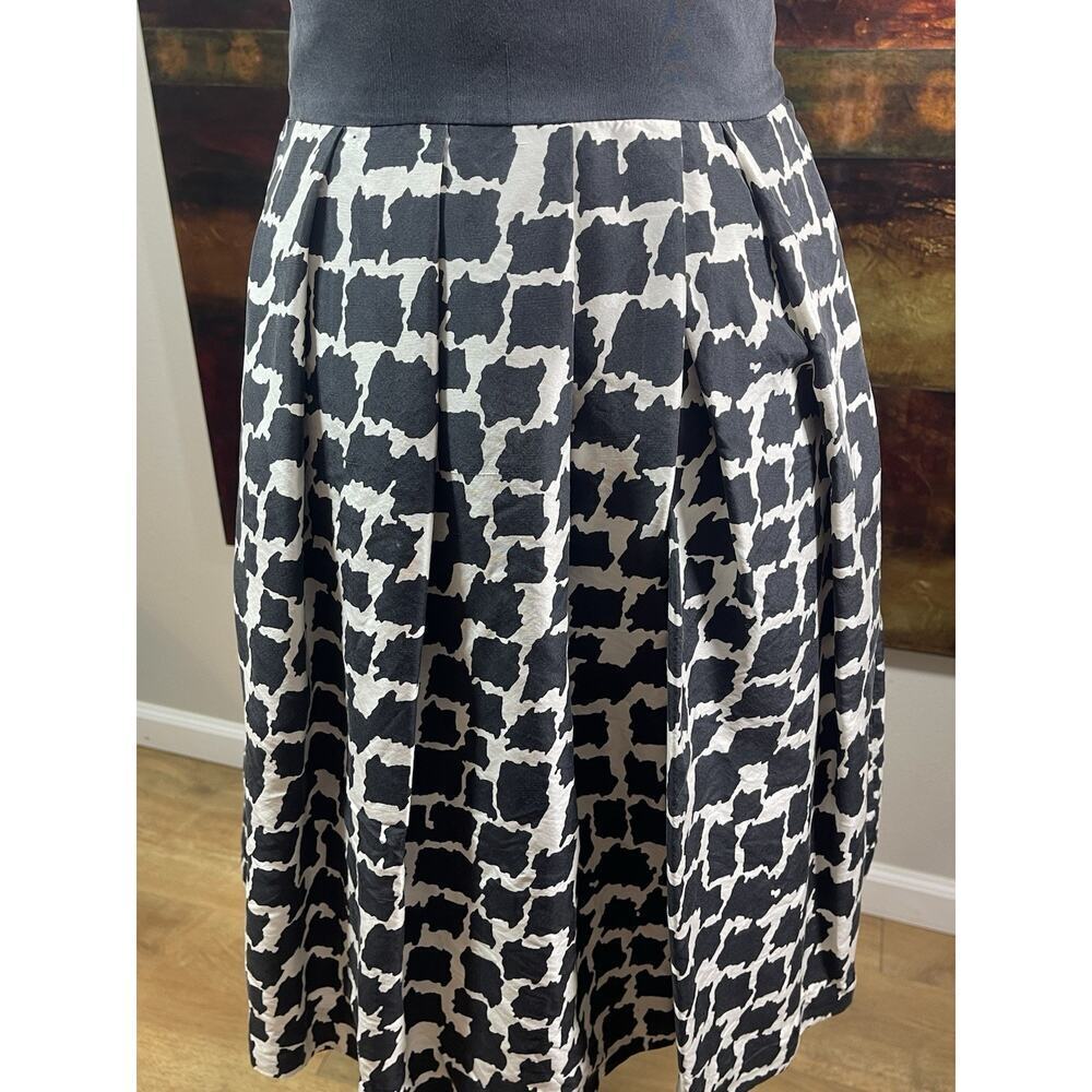 White House Black Market Sleeveless Black and White V-neck Silk Dress Size 2​​ - Picture 3 of 8